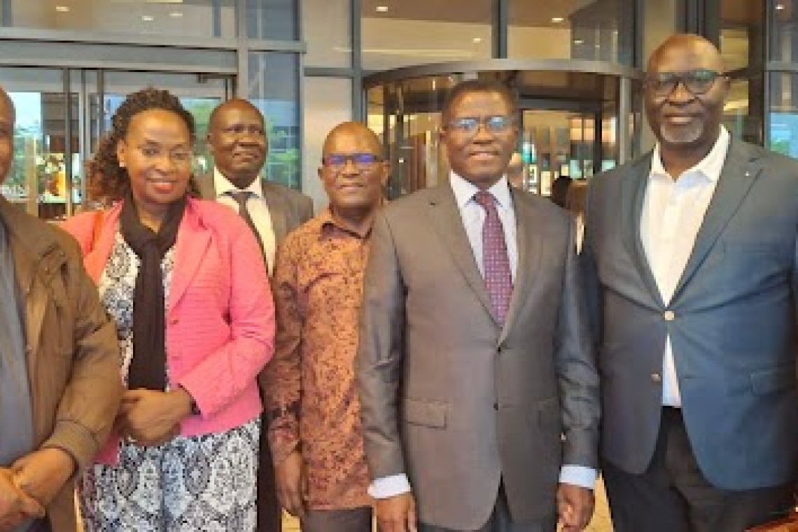 Katikkiro wa Buganda, Charles Peter Mayiga, ng’ali ku kisaawe kya Logan mu Boston, awerekeddwa abamu ku bakungu ababadde ku mukolo Katikkiro wa Buganda, Charles Peter Mayiga, ng’ali ku kisaawe kya Logan mu Boston, awerekeddwa abamu ku bakungu ababadde ku mukolo